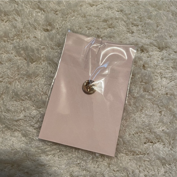 2 Kate Spade Heritage Spade Gold-Tone & Pink Enamel Pins in Original Packaging - Picture 3 of 4